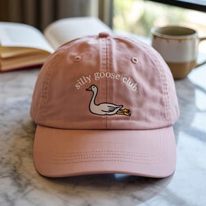 Embroidered Goose Baseball Cap – Funny Vintage Animal Hat, Adjustable Unisex Dad Hat, Personalized Gift for Her or Him