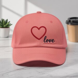 Minimalistisk hatt med broderi och kärlekshjärta