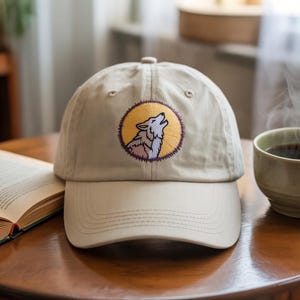 Howling Wolf Embroidered Baseball Cap – Adjustable Low-Profile Cotton Hat with Wild Wolf Design – Outdoors Lover Gift