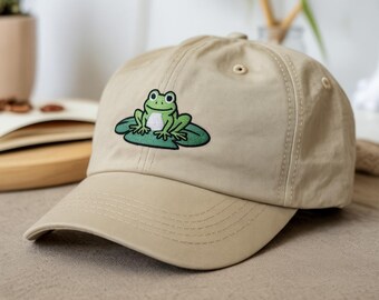 プレミアム刺繍のカエルの池のお父さん帽子 - 調節可能なコットンキャップにかわいいカエル - カエル好きの方へのプレゼントに最適
