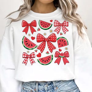 Pode incluir: Camisola branca com estampa de melancia vermelha, branca e verde e la&ccedil;os.