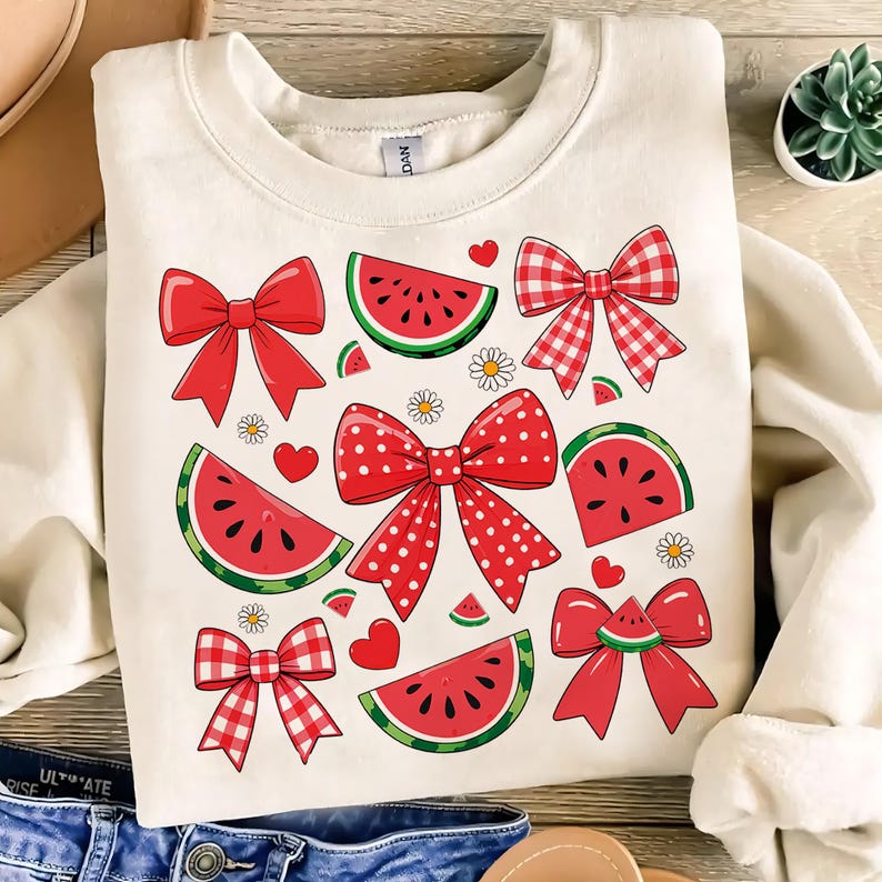 Pode incluir: Uma camisola de cor creme com um padr&atilde;o de melancia vermelha e branca e la&ccedil;os. Os la&ccedil;os s&atilde;o de v&aacute;rios estilos, incluindo xadrez, bolinhas e vermelho s&oacute;lido.
