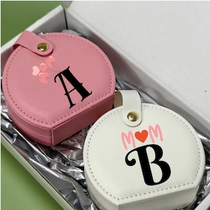 Joyero de piel sintética personalizado: estuche de viaje con diseño de flor de nacimiento, organizador de pendientes y anillos, ideal para cumpleaños, bodas y como regalo para mamá o abuela.