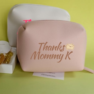 Bolsa de maquillaje con nombre personalizado para mamá, neceser de piel sintética, neceser personalizado, regalo para ella, Día de la Madre o dama de honor.