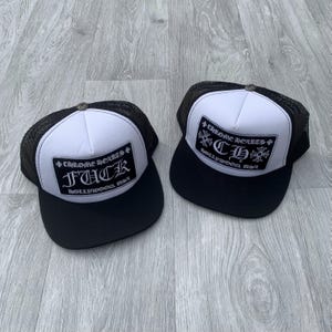 Chrome Hearts CH Badge Snapback Cap Trucker Hut Hollywood Mesh Flache Spitze Hype Gothic Streetwear - Weiss / Schwarz