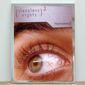 Playstation 2 Poster, Schlaflose Nächte PS2 Wandkunst, Vintage Gaming Ad Print, Retro Sony Decor, 2000er Jahre Gamer, Konsole Poster, Gaming Geschenk