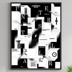 Può includere: Poster cinematografico in bianco e nero incorniciato per "Interstellar". Il poster presenta un collage di testo e grafica, tra cui il titolo del film, i nomi degli attori e citazioni. Il design è geometrico e moderno, con un focus sulla tipografia.