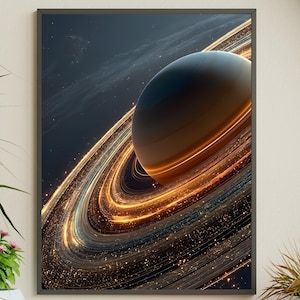 Può includere: Stampa incorniciata raffigurante una scena celeste di un pianeta con anelli luminosi. Il pianeta presenta sfumature blu e marroni, su uno sfondo scuro e stellato. Gli anelli mostrano una vibrante luce dorata e arancione.