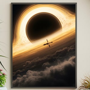 Può includere: Stampa artistica incorniciata raffigurante un buco nero con un brillante disco di accrescimento arancione e giallo. Un'astronave è posizionata vicino al buco nero, sopra uno strato di nuvole scure. L'opera d'arte ha un tema spaziale e di fantascienza.