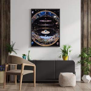 Op de afbeelding: Een zwart ingelijst afdruk van een gedetailleerde illustratie van het universum. De illustratie toont een cirkelvormig beeld van de kosmos met meerdere lagen sterren, planeten en sterrenstelsels. Het centrum van de illustratie toont een blauwe planeet met een witte wolkenformatie.