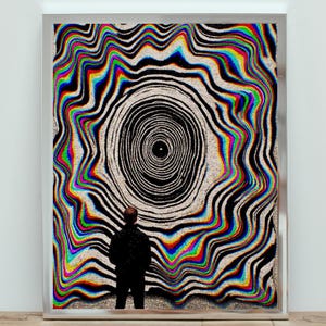 Può includere: Una persona si trova di fronte a un grande dipinto astratto colorato. Il dipinto presenta un motivo psichedelico a spirale di colori arcobaleno con un cerchio bianco e nero al centro.