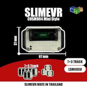 Puede incluir: Un dispositivo SLIMEVR CUSM084 Mini Style blanco y negro, de 6,7 cm de largo y 3,7 cm de alto, con el texto "7+3 Track" y "LSM6DSV". El dispositivo tiene un componente verde y el texto "CUSMO84". También es visible el texto "SLIMEVR MATE IN THAILAND".
