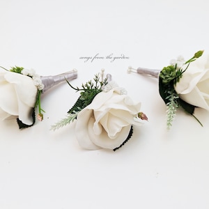 Boutonniere de rosa con toque real blanco y lúpulo para novios - Personalízalo con los colores de tu boda - Boutonniere para graduación