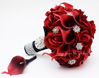 Rose rosse Calla Gigli Strass Bouquet da sposa o damigella d'onore - aggiungere Sposo Sposo Boutonniere Corona di fiori, Corsage, Arco o Pew Flowers