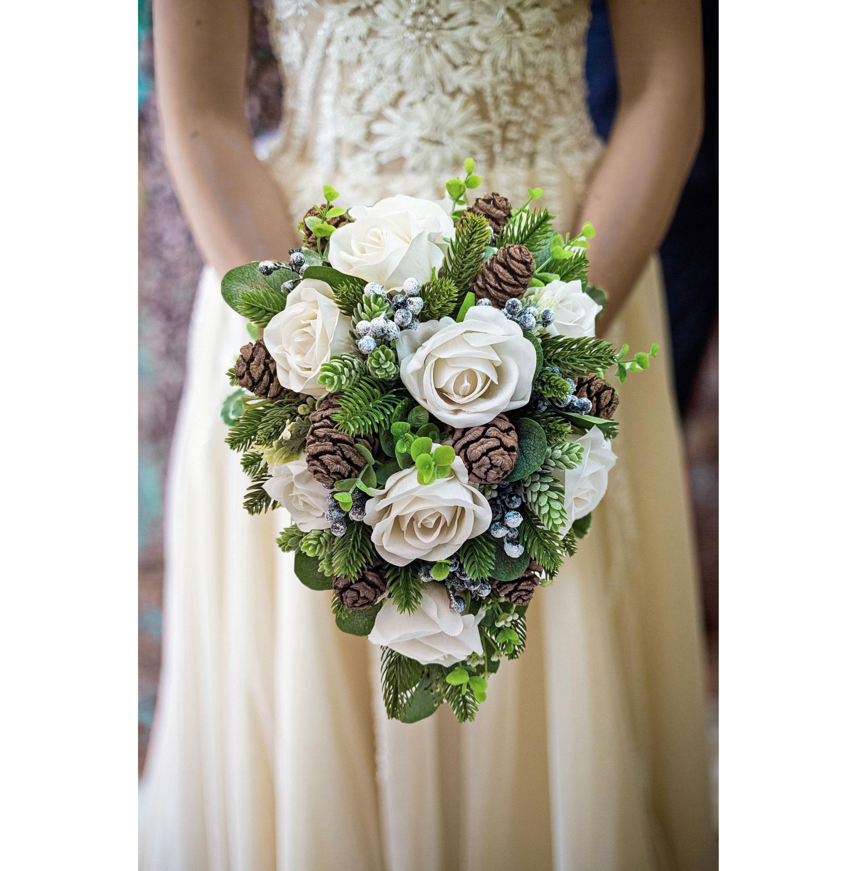 Ramo de novia en cascada para boda de invierno, hojas perennes, rosas  blancas, eucalipto, pino, bayas escarchadas, conos, agregar boutonniere,  centro de mesa, ramillete, ¡y más! - Etsy México, image size:2952x3000