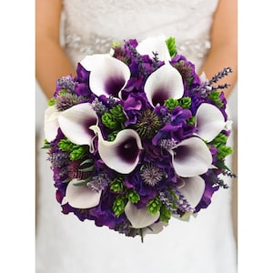 Puede incluir: Un ramo de novia con lirios blancos con centros morados, hortensias moradas, ramitas de lavanda y follaje verde.