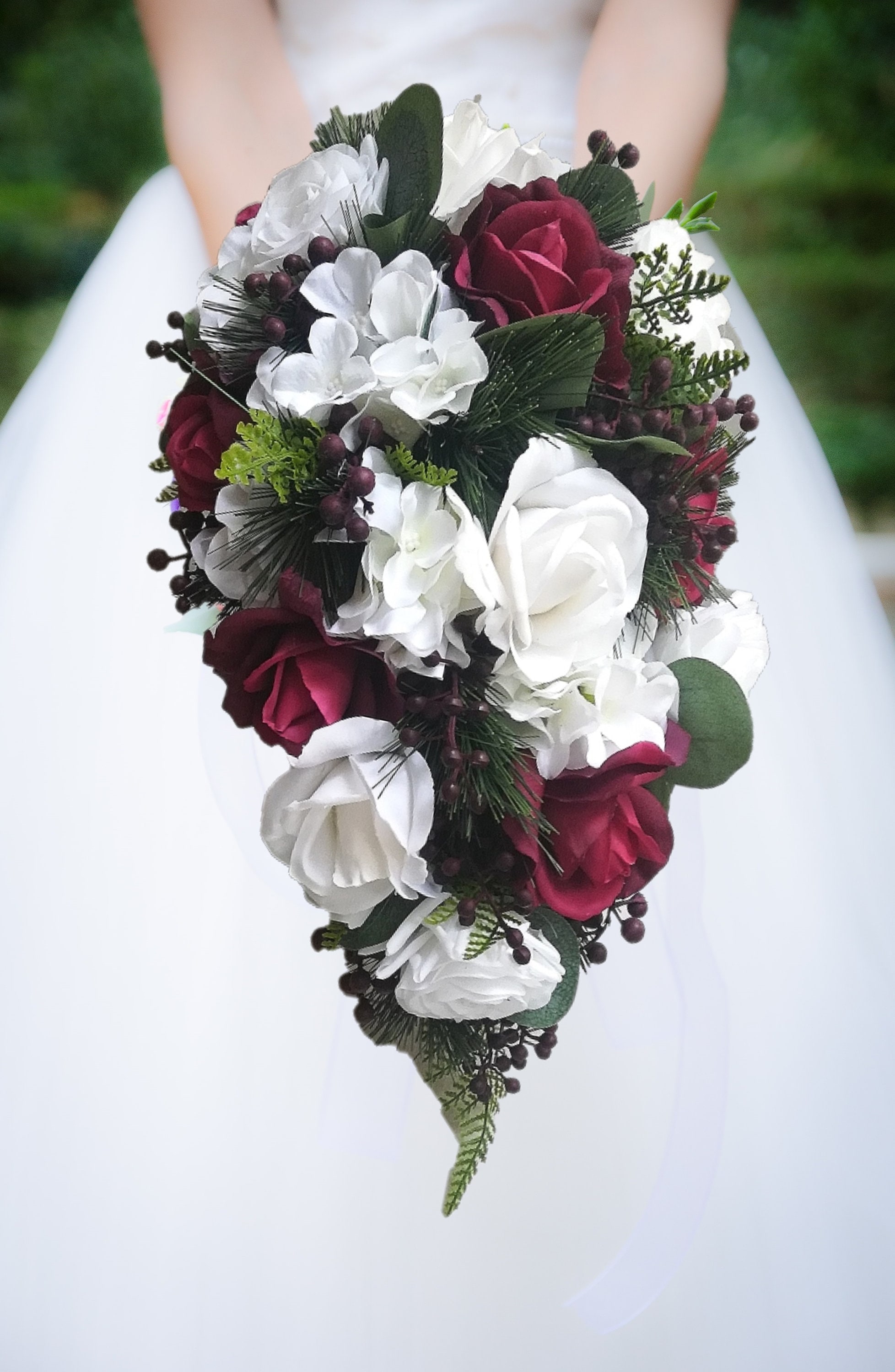 Ramo de novia en cascada para boda de invierno con rosas de tacto real,  hojas perennes, piñas, eucalipto, burdeos, blanco y verde. ¡Agregue  boutonniere para el novio y más! - Etsy México, image size:1956x3000