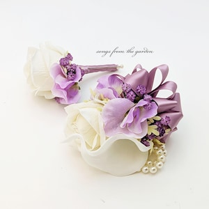 White Calla & Rose Corsage with Purple Baby&#39;s Breath Lavender Sweet Pea - Artificial Wedding Boutonniere Corsage - Homecoming Prom Corsage