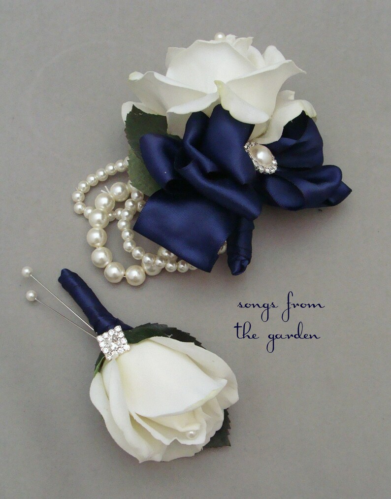 White Navy Real Touch Rose Wedding Boutonniere & Corsage con accenti di perle di strass Madre della sposa Prom Homecoming Corsage immagine 2