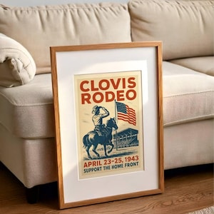 Puede incluir: Póster vintage enmarcado para el Clovis Rodeo, con un vaquero a caballo, una bandera estadounidense y el texto "April 23-25, 1943 Support the Home Front". El póster está en un marco de madera y sobre un fondo neutro.