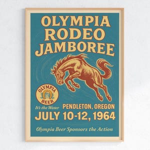 Könnte beinhalten: Vintage Olympia Rodeo Jamboree Poster. Das Poster zeigt eine Illustration eines buckelnden Pferdes in Braun- und Goldtönen vor einem tealfarbenen Hintergrund. Der Text enthält "Olympia Rodeo Jamboree", "Pendleton, Oregon" und die Daten "10.-12. Juli 1964".