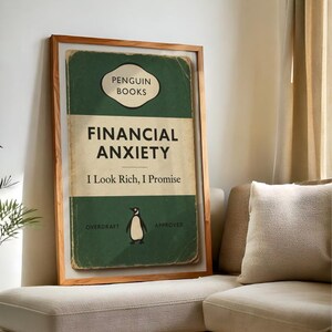 Póster de ansiedad financiera: divertida parodia de portada de libro de pingüinos / Impresión digital y física / Arte mural humorístico sobre dinero, decoración de inspiración vintage