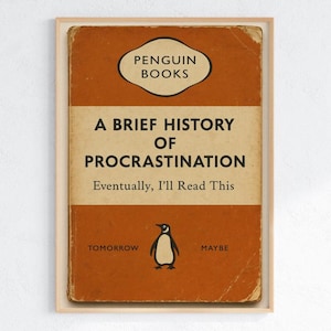 Puede incluir: Impresión enmarcada de una portada de libro titulada "A Brief History of Procrastination" de Penguin Books. La portada es naranja y crema con una ilustración de pingüino. El texto incluye "Eventually, I'll Read This", "Tomorrow" y "Maybe".