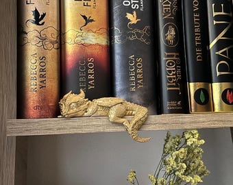 Schlafender goldener Drache Vierter Flügel inspiriert Bücherregal-Dekoration Federschwanz