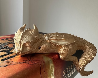 Bücherregal-Dekoration schlafender goldener Drache Fantasy Vierter Flügel inspiriert