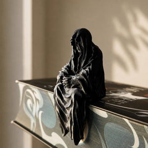 Schwarze Figur mit Umhang und Teetasse Suriel inspiriert Fantasy Geschenk Bücherregal-Dekoration