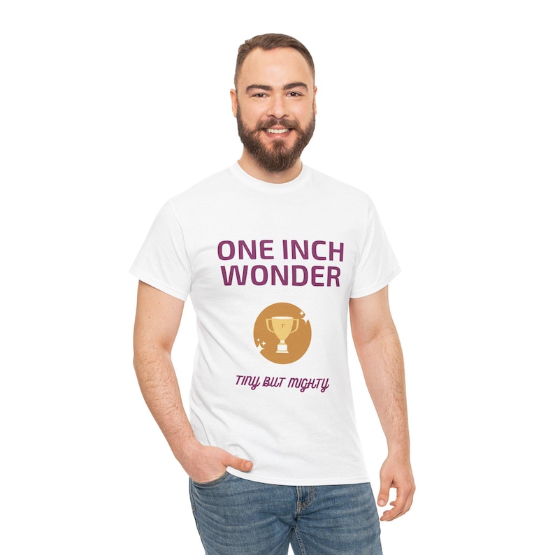 Wonder T-shirt van 2,5 cm | Grappig cadeau voor hem | Tiny But Mighty Stag Do T-shirt | Onbeleefd verjaardagscadeau of schertstopje voor vrienden afbeelding 2
