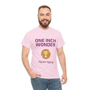 Wonder T-shirt van 2,5 cm | Grappig cadeau voor hem | Tiny But Mighty Stag Do T-shirt | Onbeleefd verjaardagscadeau of schertstopje voor vrienden afbeelding 1