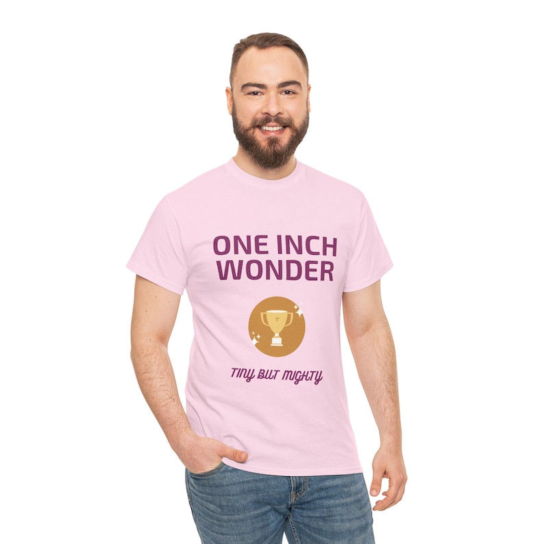 Wonder T-shirt van 2,5 cm | Grappig cadeau voor hem | Tiny But Mighty Stag Do T-shirt | Onbeleefd verjaardagscadeau of schertstopje voor vrienden afbeelding 1