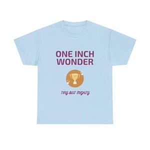 Wonder T-shirt van 2,5 cm | Grappig cadeau voor hem | Tiny But Mighty Stag Do T-shirt | Onbeleefd verjaardagscadeau of schertstopje voor vrienden afbeelding 3