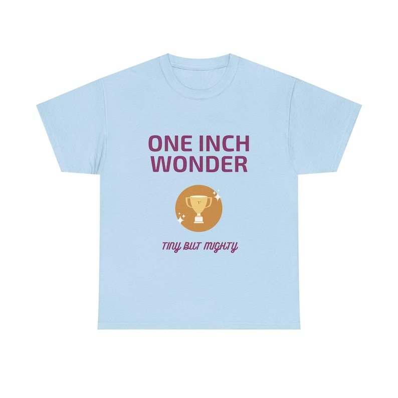 Wonder T-shirt van 2,5 cm | Grappig cadeau voor hem | Tiny But Mighty Stag Do T-shirt | Onbeleefd verjaardagscadeau of schertstopje voor vrienden afbeelding 3