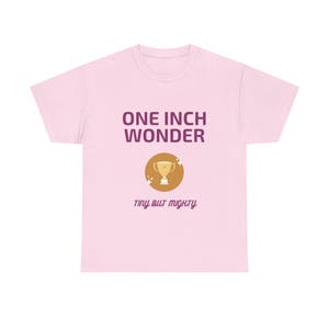 Wonder T-shirt van 2,5 cm | Grappig cadeau voor hem | Tiny But Mighty Stag Do T-shirt | Onbeleefd verjaardagscadeau of schertstopje voor vrienden afbeelding 4