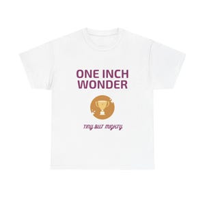 Wonder T-shirt van 2,5 cm | Grappig cadeau voor hem | Tiny But Mighty Stag Do T-shirt | Onbeleefd verjaardagscadeau of schertstopje voor vrienden afbeelding 6