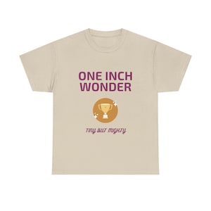 Wonder T-shirt van 2,5 cm | Grappig cadeau voor hem | Tiny But Mighty Stag Do T-shirt | Onbeleefd verjaardagscadeau of schertstopje voor vrienden afbeelding 5