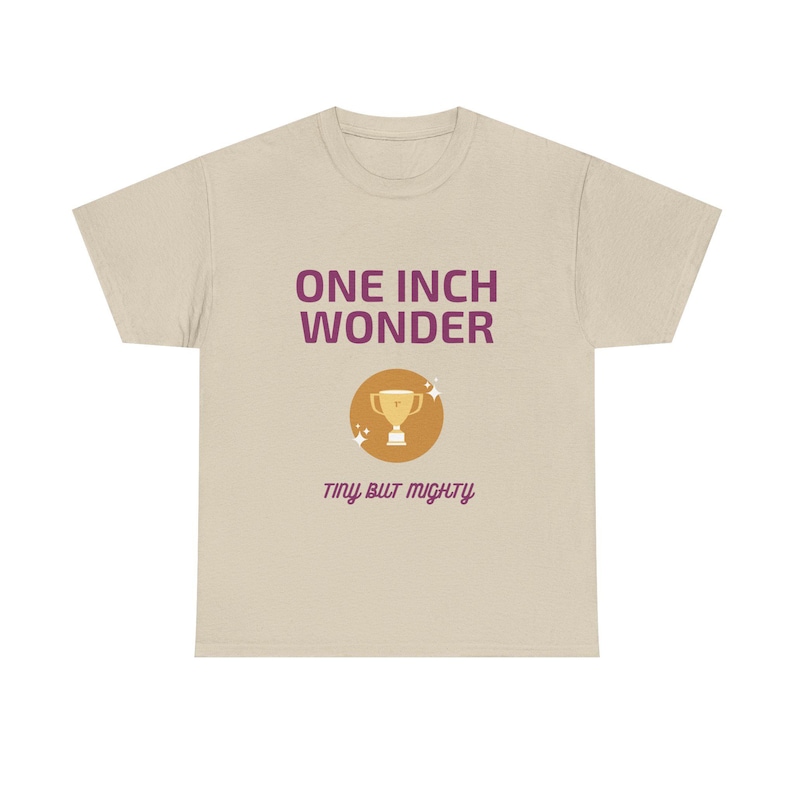 Wonder T-shirt van 2,5 cm | Grappig cadeau voor hem | Tiny But Mighty Stag Do T-shirt | Onbeleefd verjaardagscadeau of schertstopje voor vrienden afbeelding 5