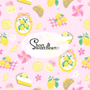 Puede incluir: Un patrón rosa repetido con limones, rodajas de limón, cruasanes y tartas de limón. La imagen incluye el texto "Short & Sweetheart", molinillos rosas y tarros de crema de limón. El tema es dulce y veraniego.