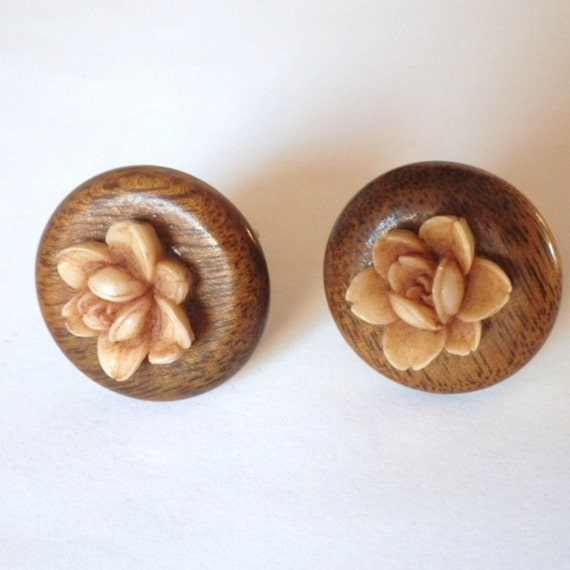 Vintage Early Wood and Celluloid Flower Brooch wi… - image 4