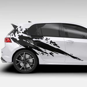 Könnte beinhalten: Ein weißes Schrägheckauto mit einem schwarzen abstrakten Design an der Seite. Das schwarze Design hat einen Spritzer- und Strich-Effekt, der das hintere Seitenteil bedeckt und sich entlang der Seite erstreckt. Das Auto hat schwarze Räder.