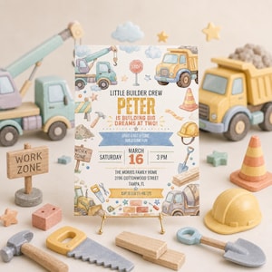 Puede incluir: Una tarjeta de invitación rectangular con ilustraciones de temática de construcción que incluyen camiones, herramientas y señales. El texto dice: LITTLE BUILDER CREW PETER IS BUILDING BIG DREAMS AT TWO! GRAB A HAT & COME BUILD SOME FUN. SÁBADO 16 MARZO 3 PM.