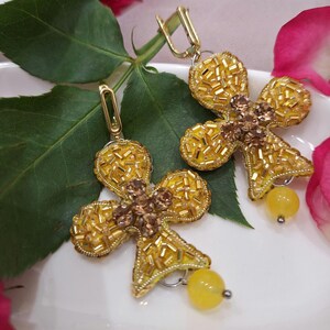 Boucles d'oreilles asymétriques brodées en forme de carte : cœurs et trèfles, ornées de perles japonaises, de perles de clairon et de cristaux. Cadeau unique pour un être cher.