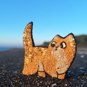 Brooch “Simon the Ginger Cat” – Satin Stitch Embroidery with Japanese Beads and Italian Sequins, Playful Surprised Look