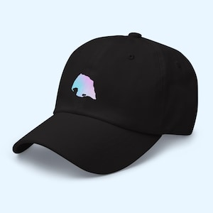 Puede incluir: Gorra de béisbol negra con visera curva. La gorra presenta un diseño abstracto y colorido en tonos azules, rosas y morados en la parte delantera. La gorra está hecha de un material suave y tiene un estilo clásico e informal.