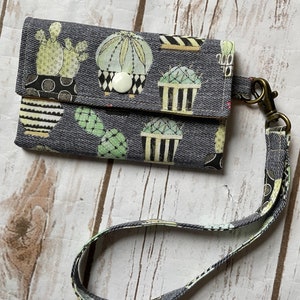 Cartera de tela expandible hecha a mano con diseño de plantas suculentas y correa de muñeca extraíble.