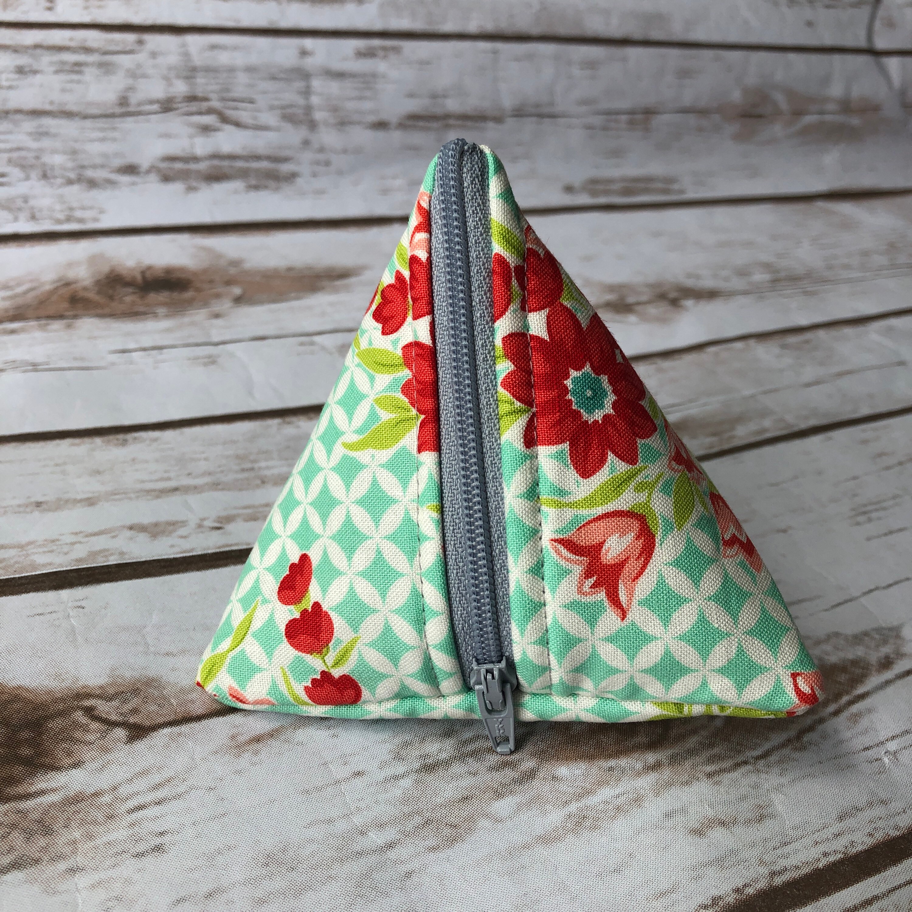 Triangle store zipper pouch