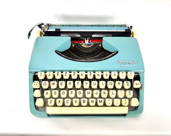 Rare Light Blue Olympia Splendid 99 – Factory Script / Cursive Font – Fully Serviced w/ New Platen & US Navy Provenance (1961)