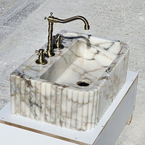 Lavabo de mármol Calacatta Gold con salpicadero, con tres lados acanalados, lavabo de mármol, lavabo de mármol personalizado, lavabo de mármol de lujo, lavabo de pared